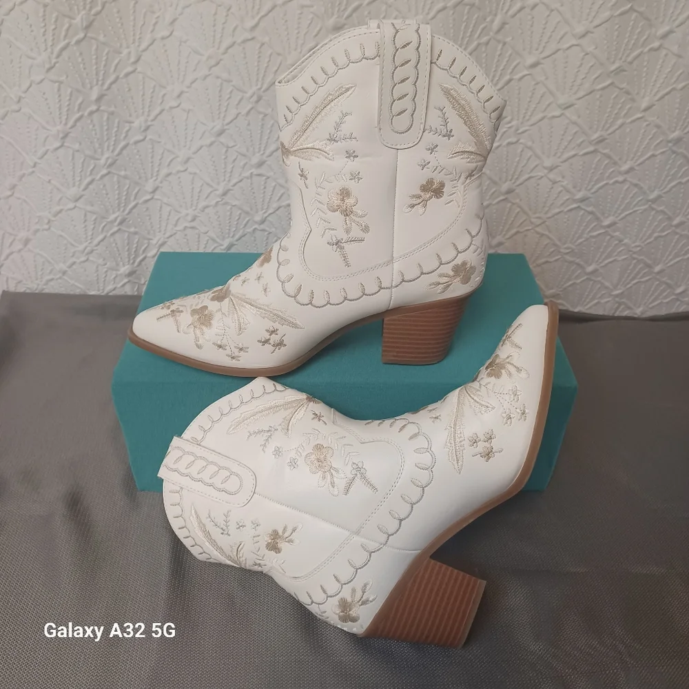 MIA Women Size 10 White Embroidered Heeled Boots - Picture 5 of 15